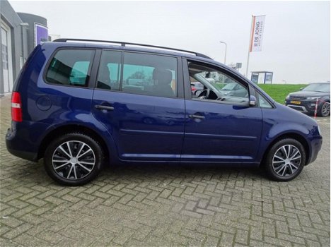 Volkswagen Touran - 1.6-16V FSI Business 7 persoon van 1ste Eig en met trekhaak en airco en carkit - 1