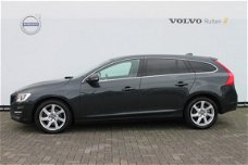 Volvo V60 - D4 180PK Automaat Momentum/ Navigatie/ Getint Glas/ 17'' velgen