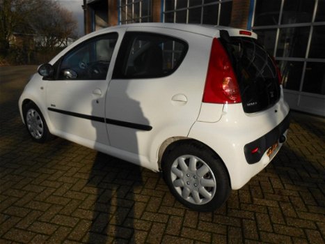 Peugeot 107 - 1.0-12V Millesim 200 - 1