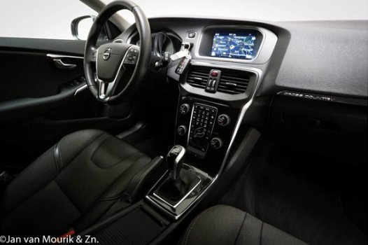 Volvo V40 Cross Country - 2.0 D2 Kinetic | LED | CLIMA | CRUISE | NAVI | PDC | CAM | VOORRUITVERW - 1