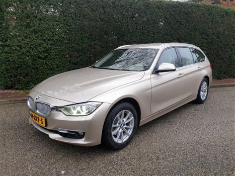 BMW 3-serie Touring - 320i High Executive inclusief winterbanden set op lichtmetalen velgen - 1