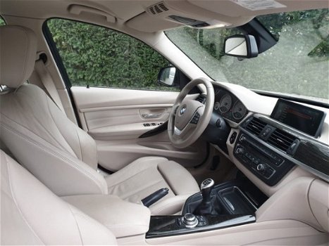 BMW 3-serie Touring - 320i High Executive inclusief winterbanden set op lichtmetalen velgen - 1