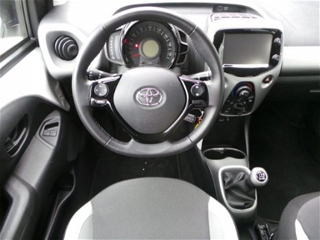 Toyota Aygo - 1.0 VVT-i 69pk 5D x-play met Navigatie en Camera - 1