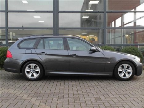 BMW 3-serie Touring - 318i Business Line * M-Pakket * Zwarte hemel * Bluetooth * Sportstoelen * Xeno - 1