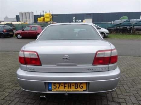 Opel Omega - 2.2i-16V 4 deurs, mooie auto, loopt als een zonnetje en rijd nog als een trein - 1