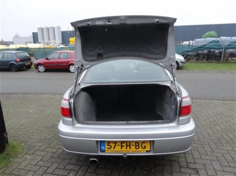 Opel Omega - 2.2i-16V 4 deurs, mooie auto, loopt als een zonnetje en rijd nog als een trein - 1