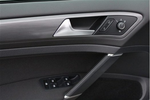 Volkswagen Golf - 1.0 TSI Comfortline Business Navigatie | Massage bestuurdersstoel | Clima | Adapt. - 1