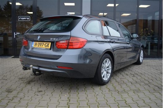 BMW 3-serie Touring - 318D High Executive | Dealer Onderhouden | Xenon | Navigatie | - 1