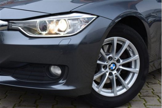BMW 3-serie Touring - 318D High Executive | Dealer Onderhouden | Xenon | Navigatie | - 1