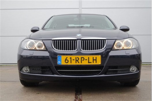 BMW 3-serie - 325i Dynamic Executive / NL-auto/ Xenon/ Navigatie/ Trekhaak/ Park.sens/ 18 inch lmv/ - 1