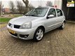 Renault Clio - 1.2-16V Campus Dealer onderhouden/Airco/elek-ramen/Nap/Apk/Lmv/CV/CD - 1 - Thumbnail