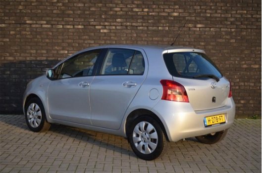 Toyota Yaris - 1.0 VVTi + 5-deurs / airco / electrische ramen voor - 1