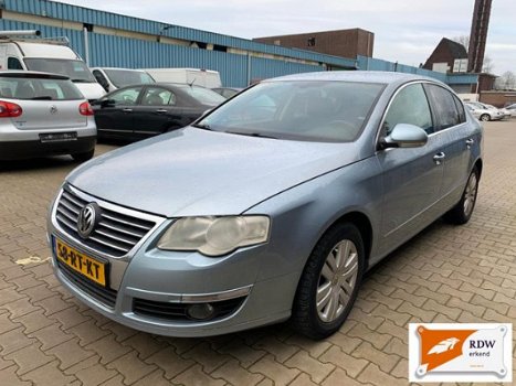 Volkswagen Passat - 2.0 TDI 140pk Highline *CLIMA *LEER *NAV - 1