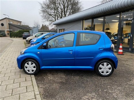 Toyota Aygo - 1.0-12V Dynamic Blue AIRCO 5 DRS ELEC.RAMEN NIEUWE APK CTR VERGRENDELING - 1