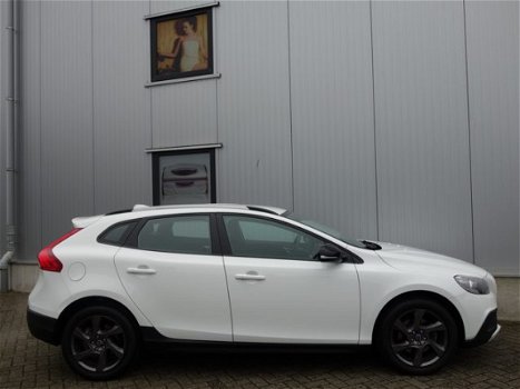 Volvo V40 Cross Country - 1.6 T4 Momentum 180pk Navigatie Clima Cruise NL-geleverd NIEUWSTAAT - 1