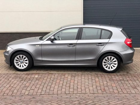 BMW 1-serie - 118i High Executive Automaat/Leder/Cruise-Control/Parkeersensoren/LMV - 1