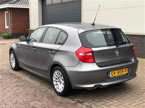 BMW 1-serie - 118i High Executive Automaat/Leder/Cruise-Control/Parkeersensoren/LMV - 1