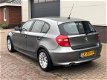 BMW 1-serie - 118i High Executive Automaat/Leder/Cruise-Control/Parkeersensoren/LMV - 1 - Thumbnail