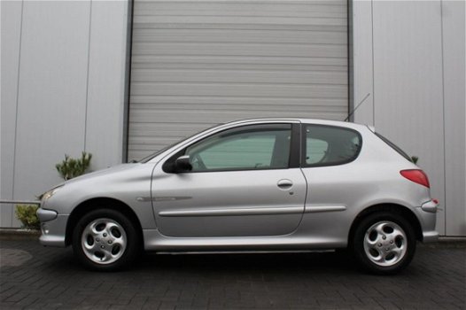 Peugeot 206 - 1.4 Quiksilver - NAP - Trekhaak - Airco - Nieuwe APK, Garantie en beurt - 1