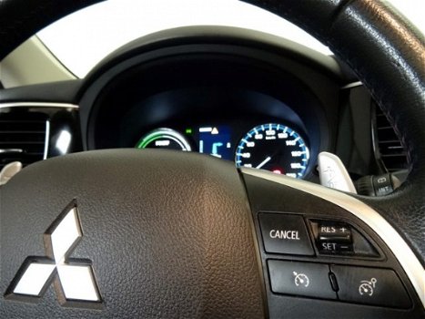 Mitsubishi Outlander - 2.0 PHEV Instyle+ 4WD Leer, Schuifdak, Navi Camera, Xenon - 1