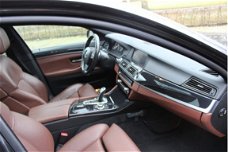 BMW 5-serie Touring - 525d High Executive *AUT*. / PANODAK / SPORTSTOELEN - LEDER / NAVI GROOT / EL.