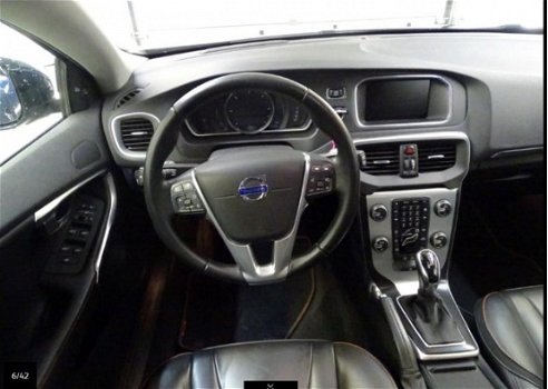 Volvo V40 - 2.0 D2 Ocean Race / NAVI / AIRCO-ECC / PANORAMADAK / LEDER / XENON / PDC / LMV / TREKHAA - 1