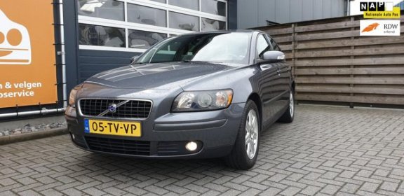 Volvo S40 - 1.8 Momentum Met Navigatie, Airco en Trekhaak - 1