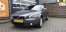 Volvo S40 - 1.8 Momentum Met Navigatie, Airco en Trekhaak