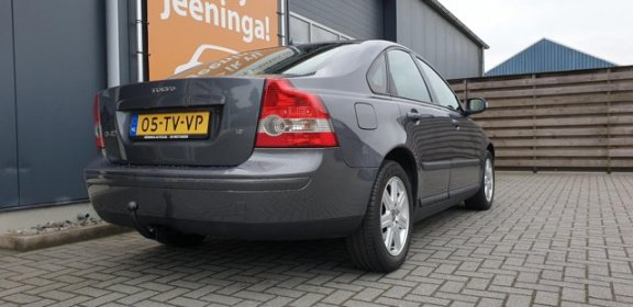 Volvo S40 - 1.8 Momentum Met Navigatie, Airco en Trekhaak - 1