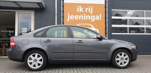 Volvo S40 - 1.8 Momentum Met Navigatie, Airco en Trekhaak - 1