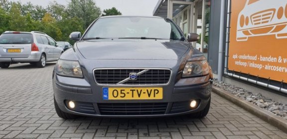 Volvo S40 - 1.8 Momentum Met Navigatie, Airco en Trekhaak - 1