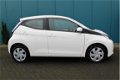 Toyota Aygo - 1.0 VVT-i x-play AC/NAV/CRUISE/A.R.CAMERA/BLUETOOTH/1'EIG - 1 - Thumbnail