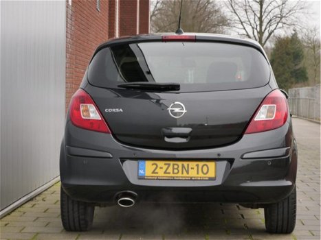 Opel Corsa - 1.2-16V 86pk BlitZ 5-deurs Navigatie / Bluetooth / Winterpakket - 1