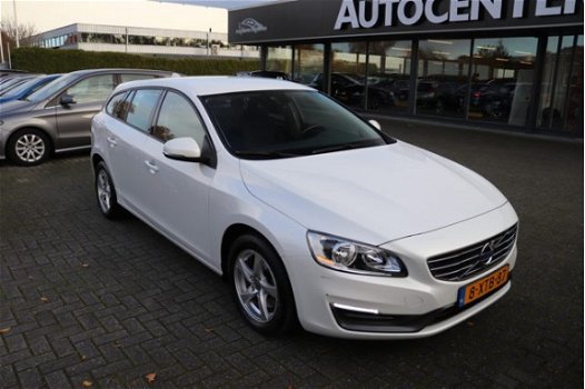 Volvo V60 - 2.0 D4 50 procent deal 6.875, - ACTIE Trekhaak / PDC / Navi / Clima / Bluetooth / Wi-Fi - 1