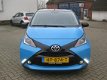 Toyota Aygo - 1.0 VVT-i x-cite super nette aygo x-cite met zeer weinig km-ers two-tone zwart dak - 1 - Thumbnail