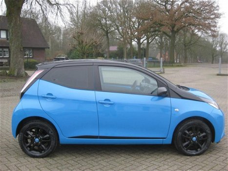 Toyota Aygo - 1.0 VVT-i x-cite super nette aygo x-cite met zeer weinig km-ers two-tone zwart dak - 1