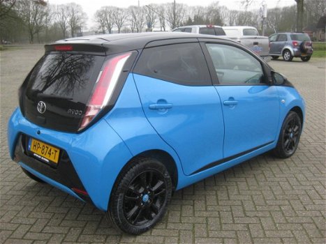 Toyota Aygo - 1.0 VVT-i x-cite super nette aygo x-cite met zeer weinig km-ers two-tone zwart dak - 1