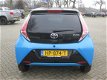 Toyota Aygo - 1.0 VVT-i x-cite super nette aygo x-cite met zeer weinig km-ers two-tone zwart dak - 1 - Thumbnail