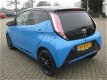 Toyota Aygo - 1.0 VVT-i x-cite super nette aygo x-cite met zeer weinig km-ers two-tone zwart dak - 1 - Thumbnail