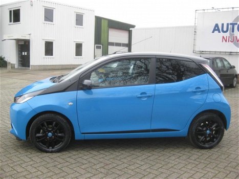 Toyota Aygo - 1.0 VVT-i x-cite super nette aygo x-cite met zeer weinig km-ers two-tone zwart dak - 1