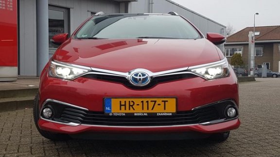 Toyota Auris Touring Sports - 1.8 Hybrid Business Pro | Panoramadak | Sensoren V+A | Trekhaak - 1