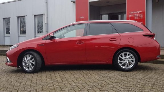 Toyota Auris Touring Sports - 1.8 Hybrid Business Pro | Panoramadak | Sensoren V+A | Trekhaak - 1