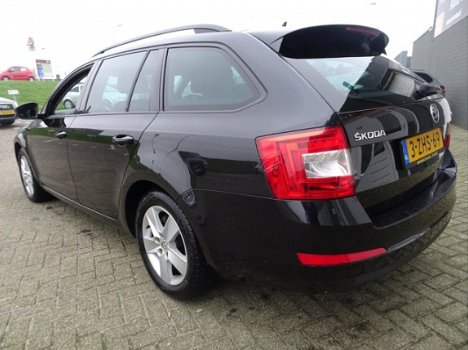 Skoda Octavia Combi - 1.6 TDI Greenline Businessline 6 bak van 1ste eig en parkeersensoren en naviga - 1