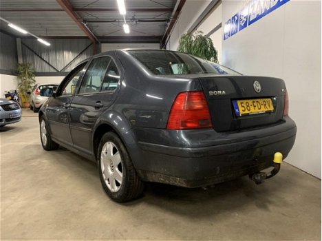 Volkswagen Bora - 2.3 V5 Highline - 1