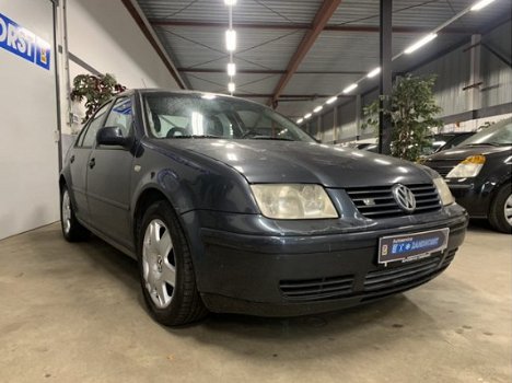 Volkswagen Bora - 2.3 V5 Highline - 1