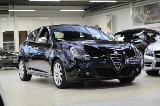 Alfa Romeo Giulietta - 1.4 Turbo MultiAir 170pk Automaat Distinctive LEER / LM VELGEN / STOELVERWARM - 1