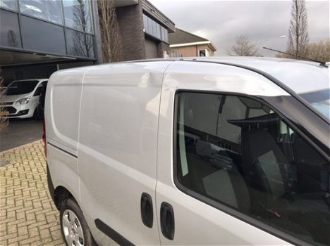 Fiat Doblò Cargo - 1.3 MultiJet Actual lichte schade r boven deur - 1