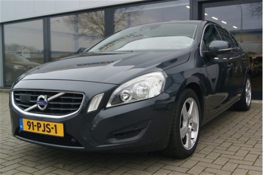 Volvo S60 - 1.6 T4 Momentum >>TOPSTAAT<< + LEER + ADAPTIEVE CRUISE + NAVIGATIE - 1