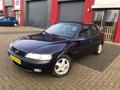 Opel Vectra - 1.6i-16V Diamond*NWE APK*AIRCO*NETTE WAGEN*NAP - 1