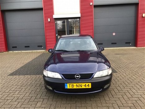 Opel Vectra - 1.6i-16V Diamond*NWE APK*AIRCO*NETTE WAGEN*NAP - 1